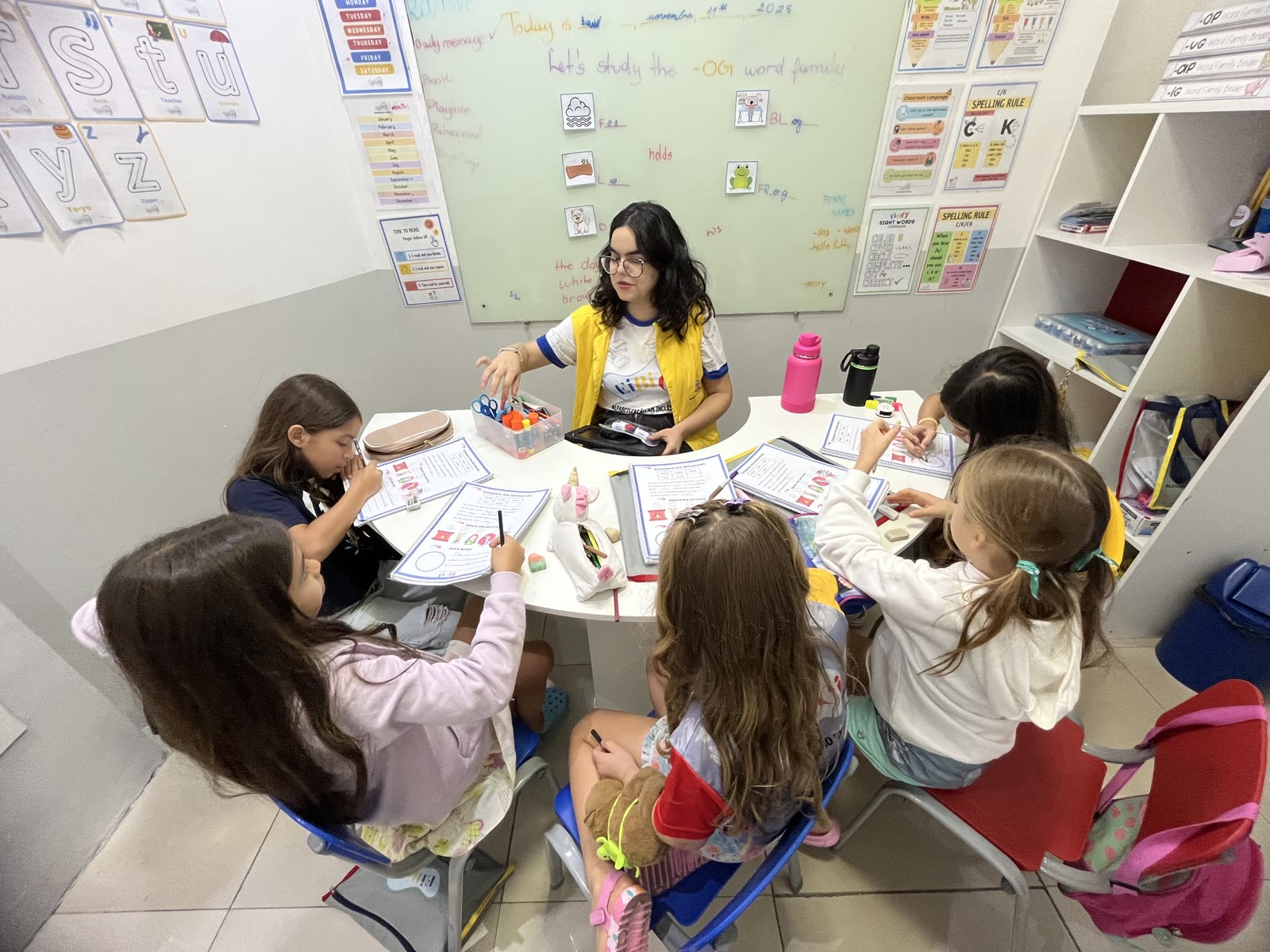 Professora e crianças em aula de inglês infantil na Eibici, em São Luís