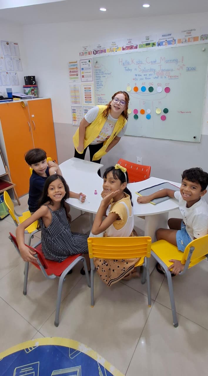 Turma reunida com a professora em atividade de inglês na Eibici