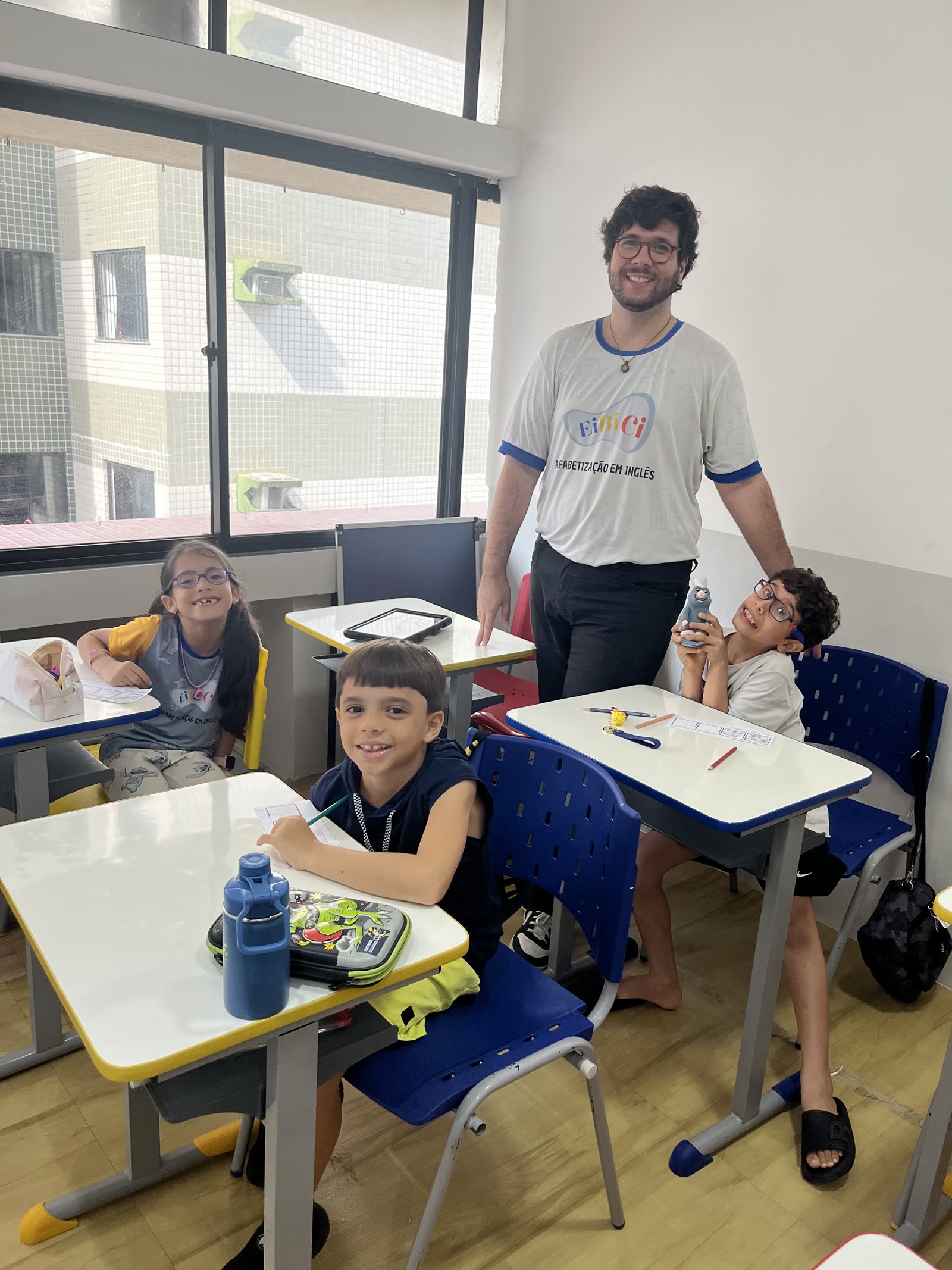 Crianças participando de uma dinâmica em inglês na Eibici
